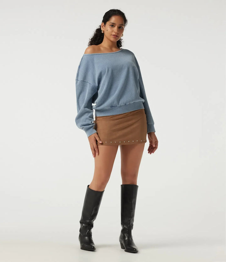 Bekväm blå sweatshirt för damer med vida fladdermusärmar och båthals