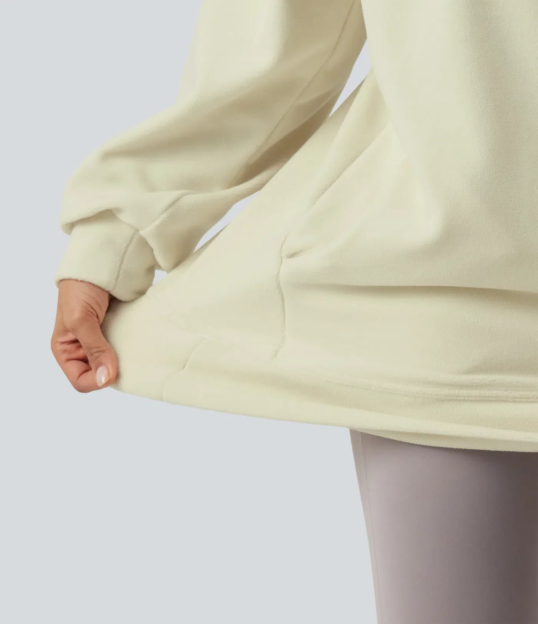 Beige damtröja i mjukt fleecematerial med fickor och lång ärm