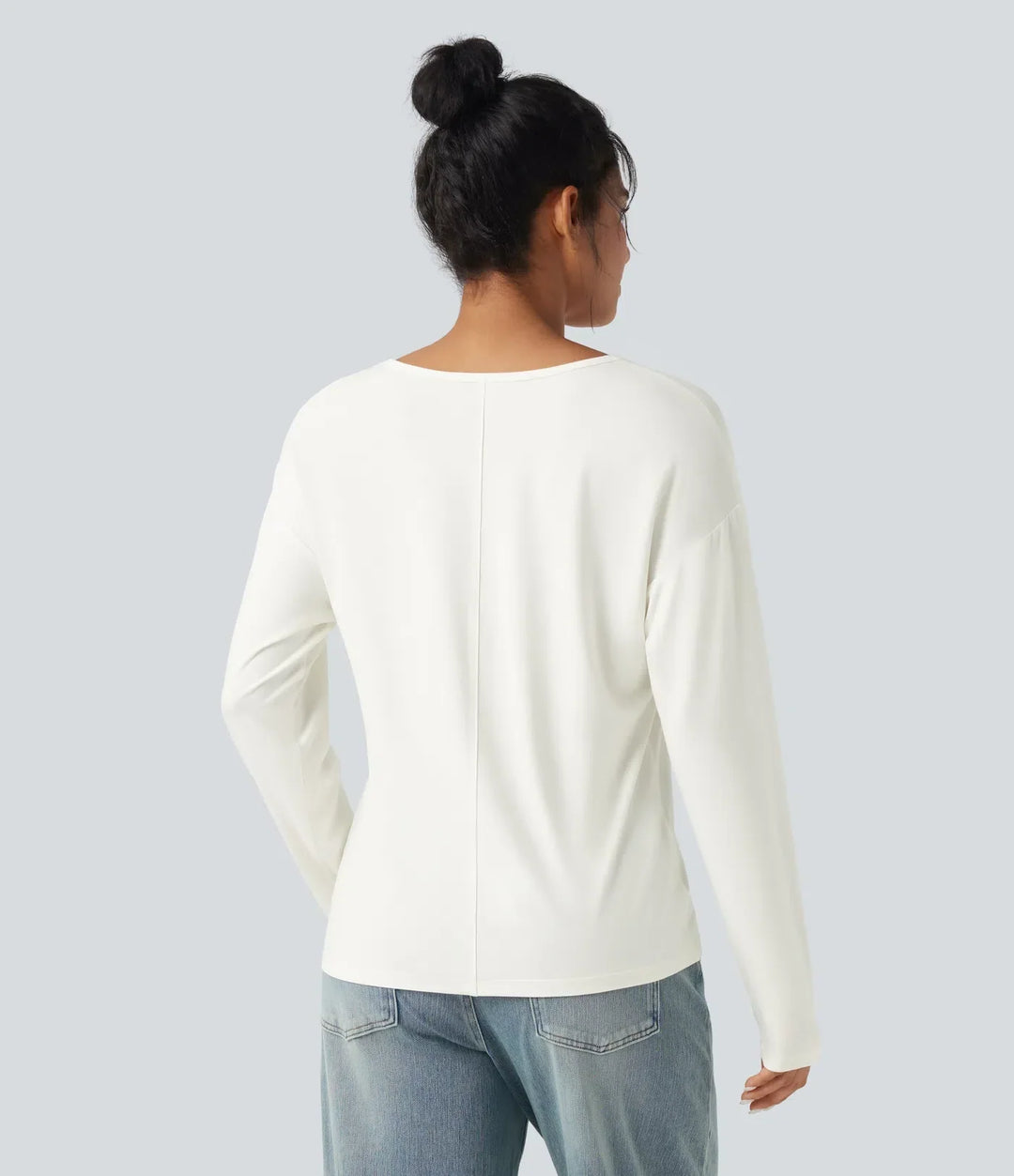 Beige damtopp med V-ringning upphängd på galge