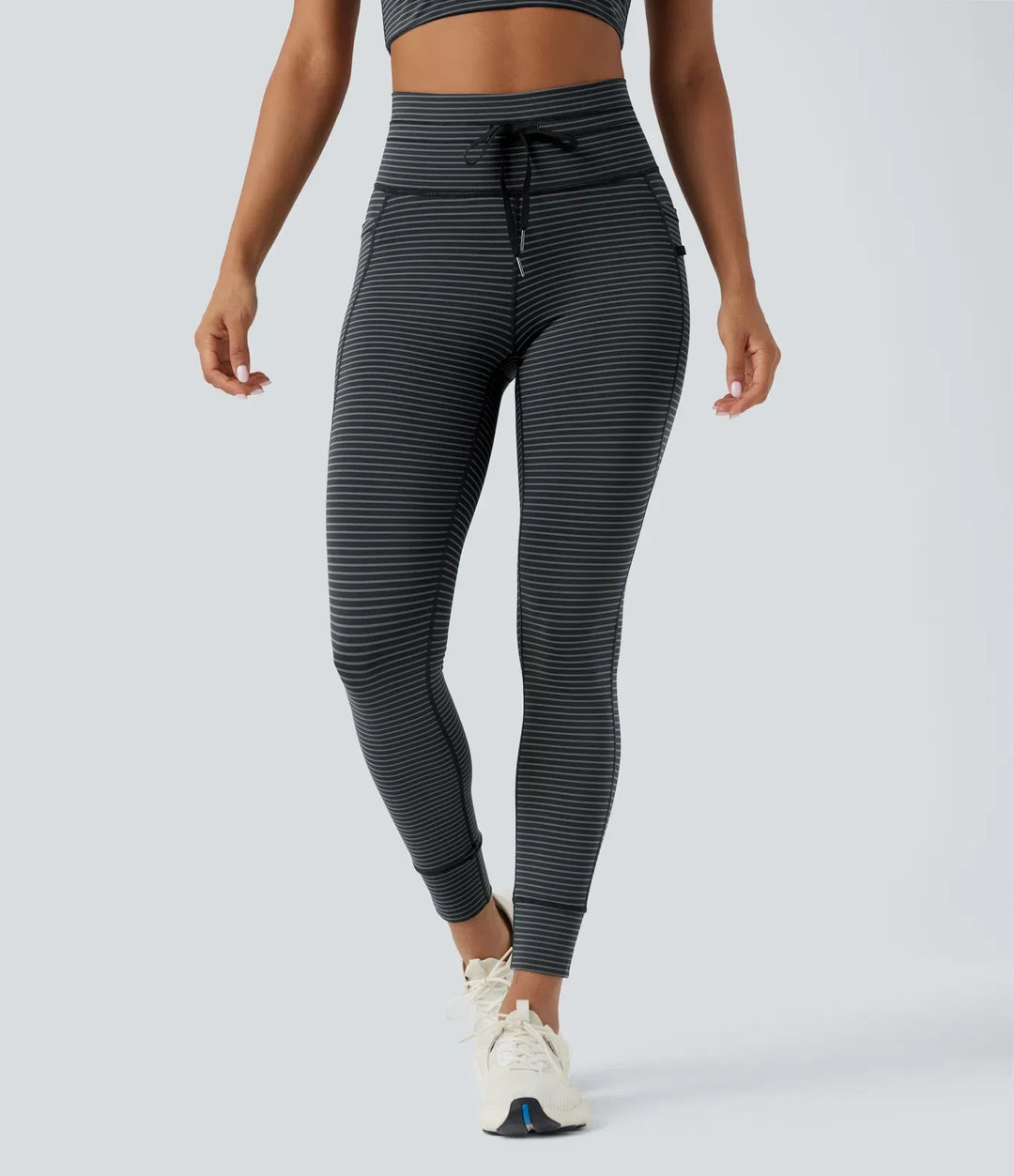 Randiga yogaleggings för dam med hög midja och praktiska fickor för träning