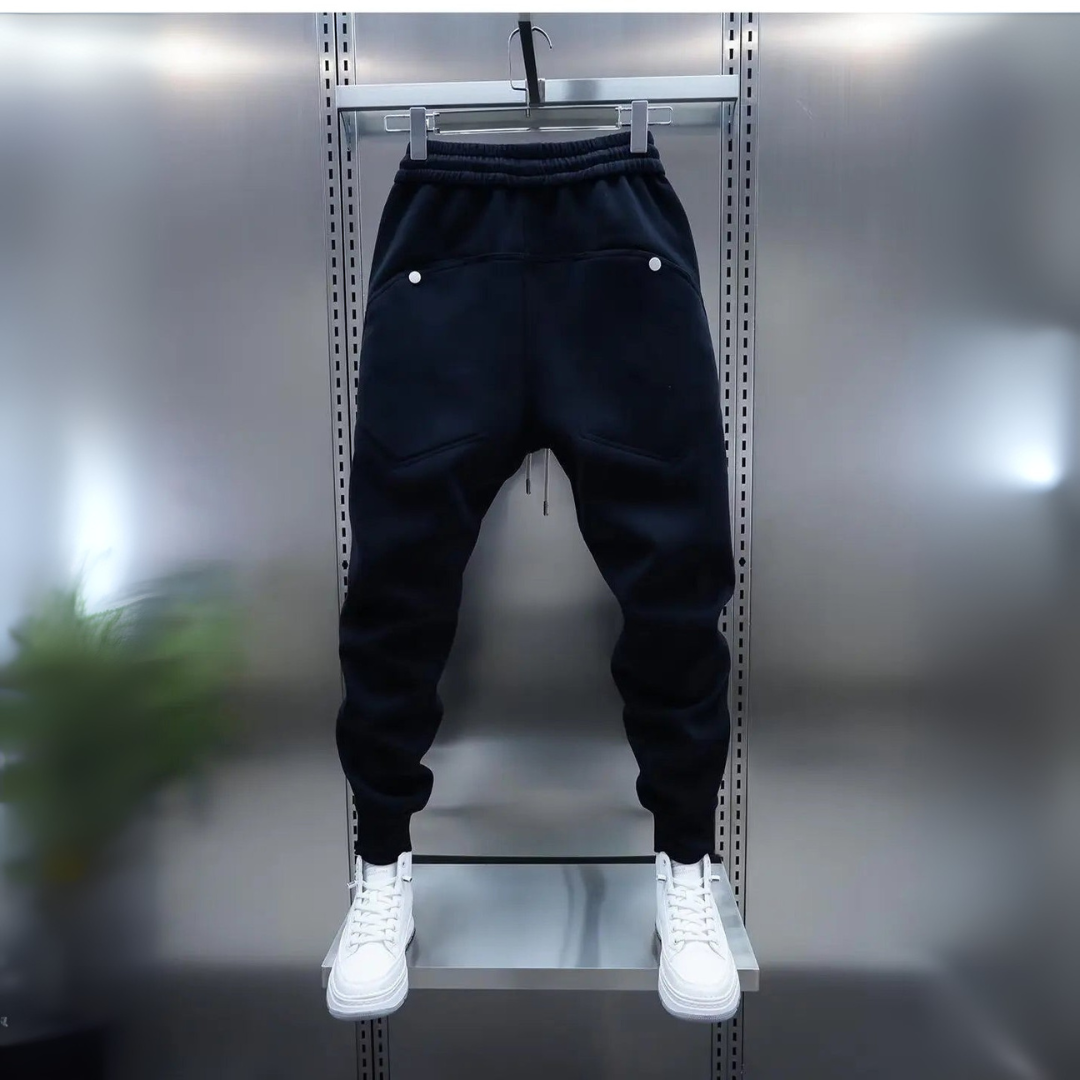 Helhetsbild på modell som bär eleganta slim fit-byxor i tidlös stil