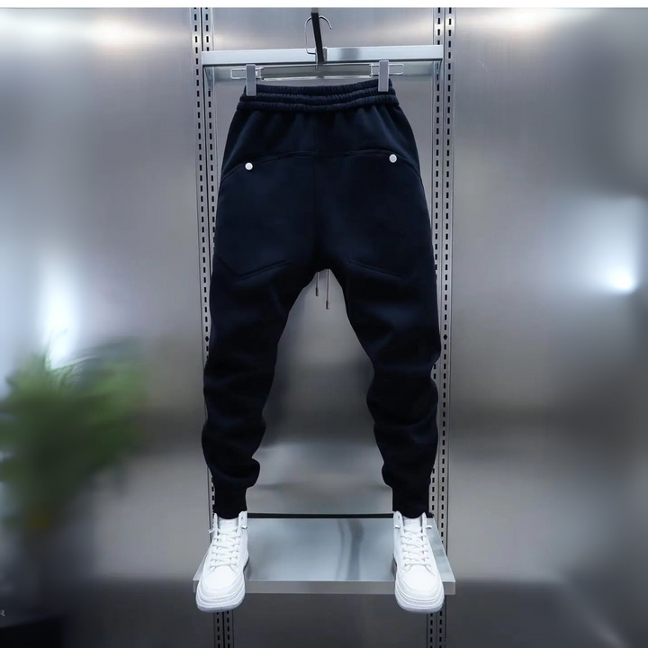 Helhetsbild på modell som bär eleganta slim fit-byxor i tidlös stil