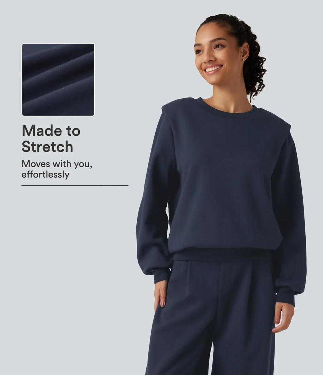 Modellvisning av blå sweatshirt för dam med lång ärm och modern stil