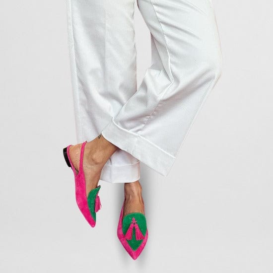 Dammodeller av färgstarka ballerinaskor med fransdetaljer i grön och rosa stil