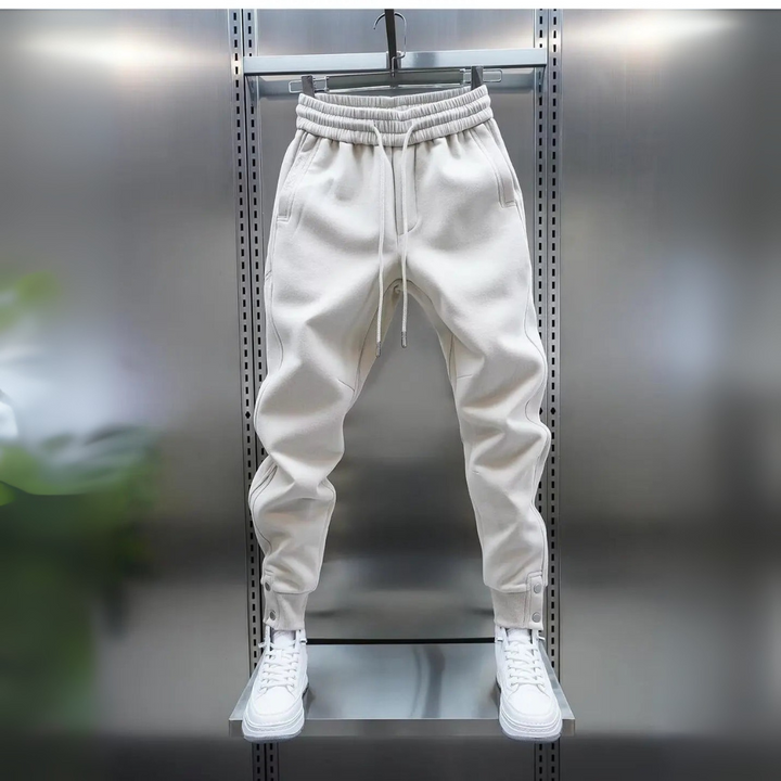 Beige slim fit-byxor för herr på metallställning