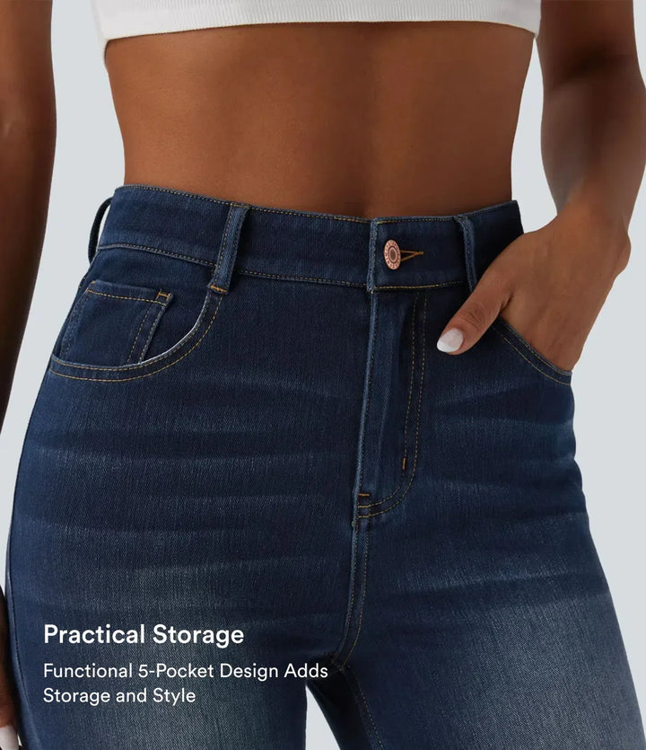 Detaljbild på fickor bak på stretchiga och sköna damjeans