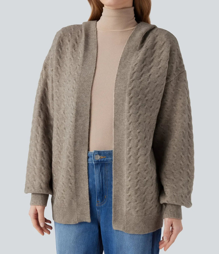Stickad damcardigan med huva och öppen front i helfigur framifrån