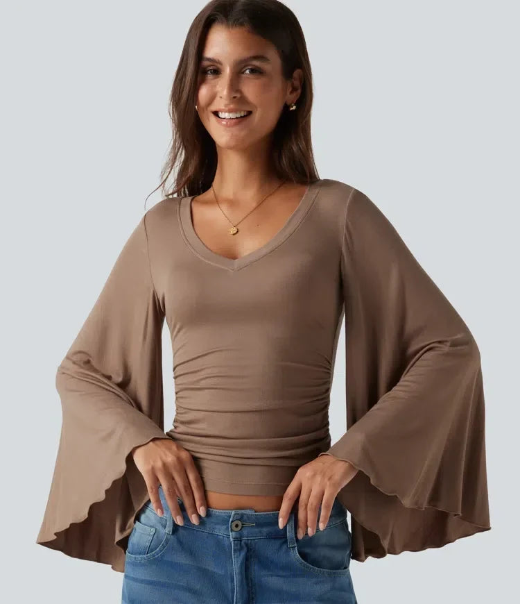 Kvinna som bär brun ribbad v-ringad t-shirt med volangärm framifrån