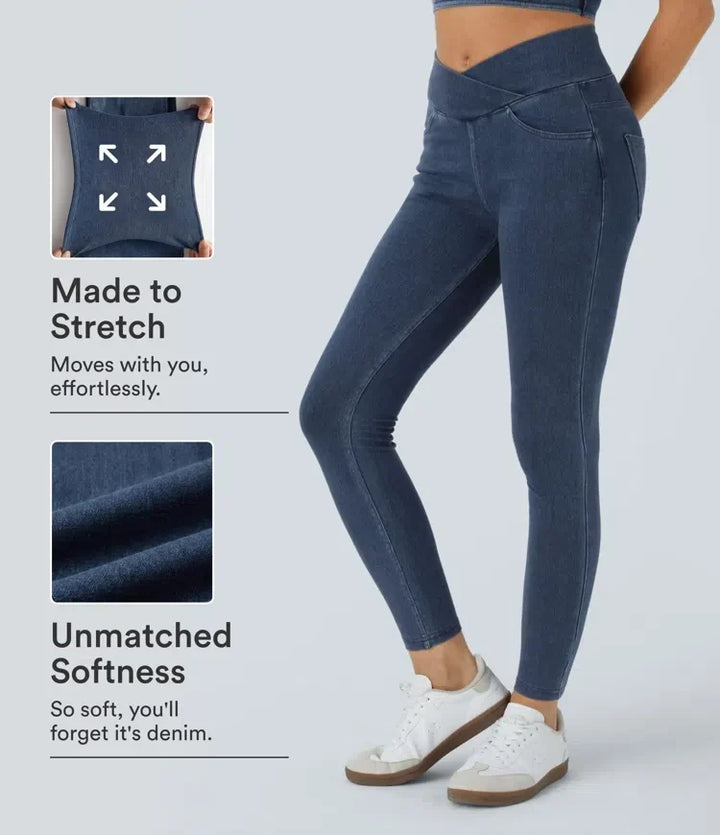 Kvinna i stretchiga denimleggings som visar god flexibilitet och mjuk struktur