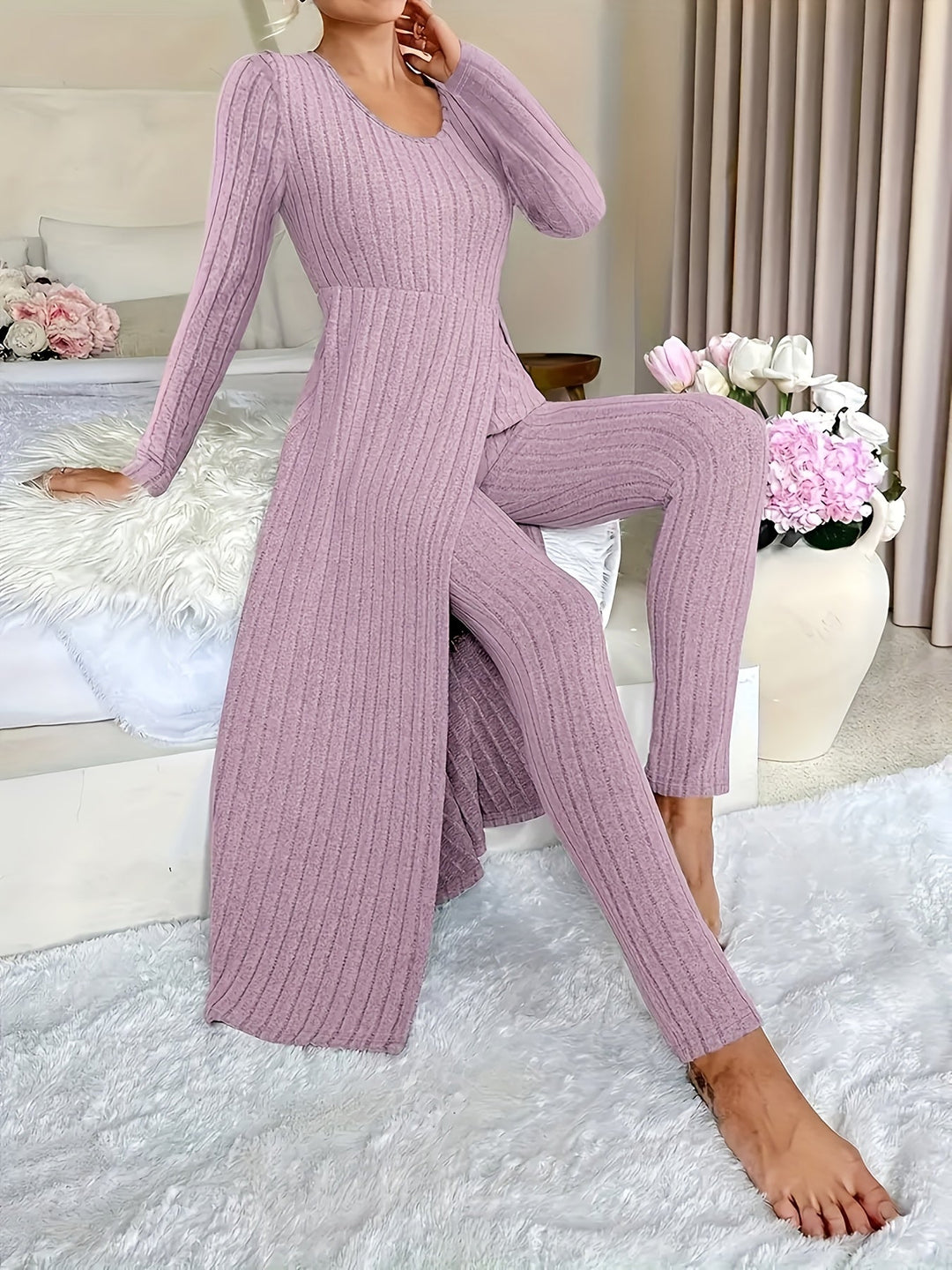 Dam i lila ribbat loungewear-set med lång tunika och byxor