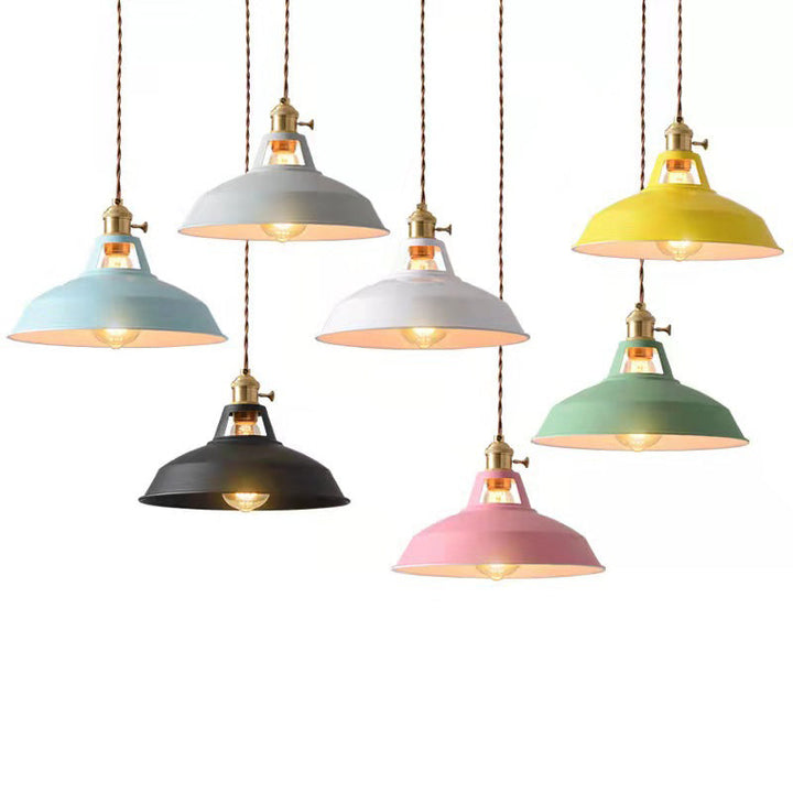 Närbild på metallampa med vintage-design och detaljer