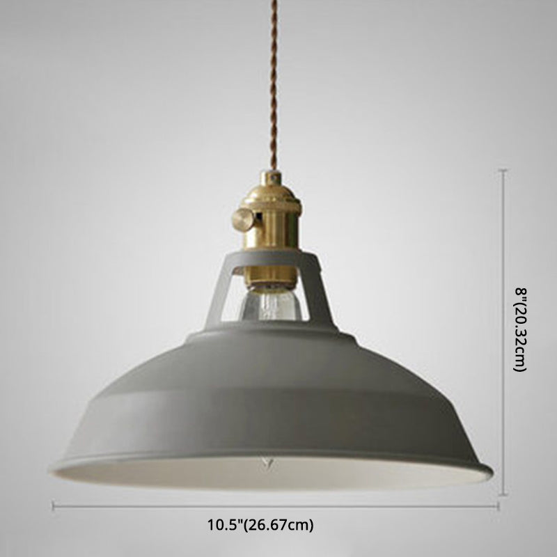 Svart retrolampa med metallskärm och varmt ljus i taket