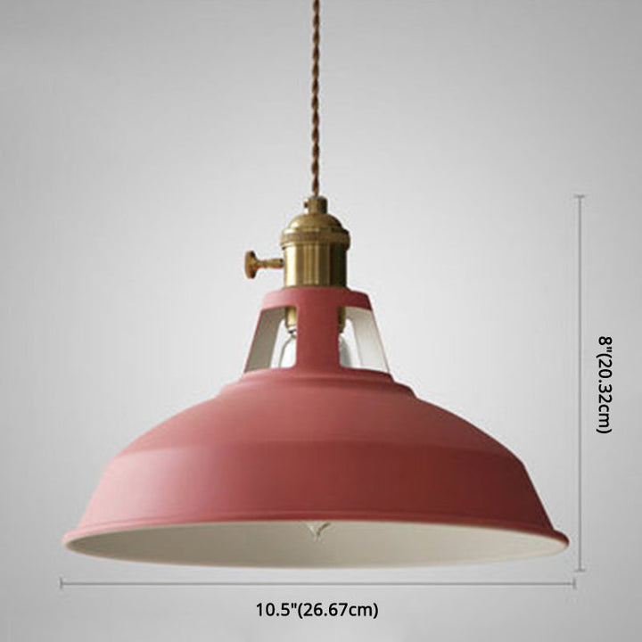Inredningsbelysning med industriell taklampa i mörk metall