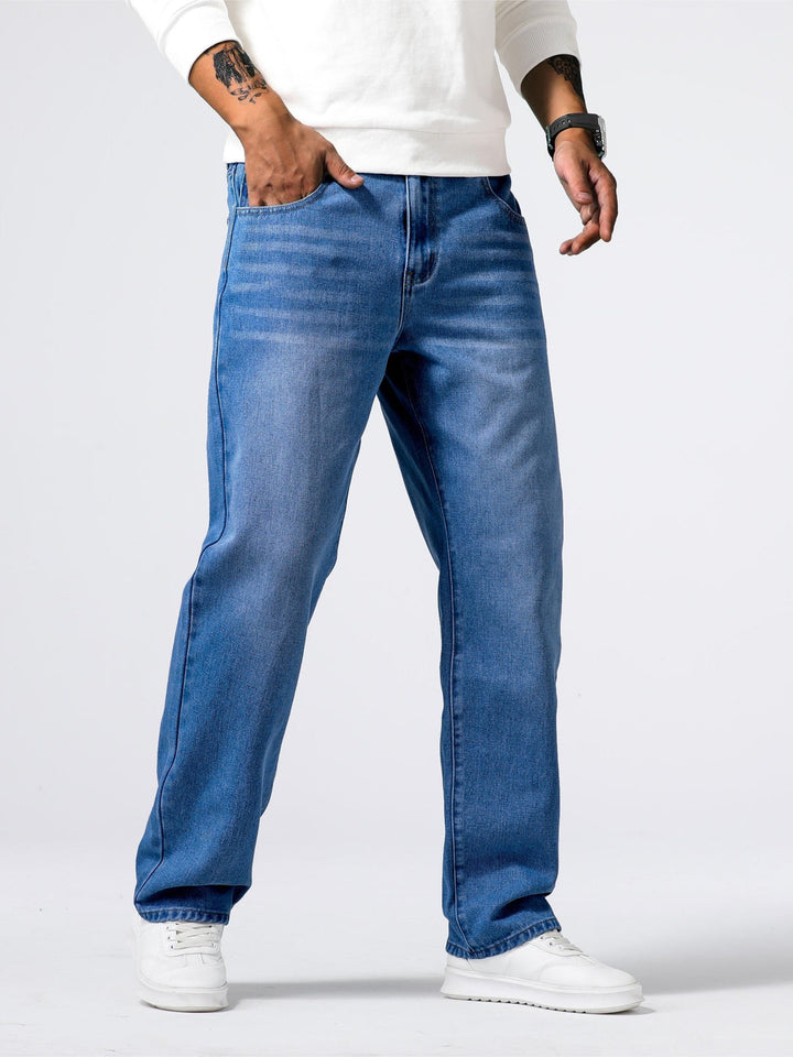 Herr i blå klassiska denimjeans framifrån