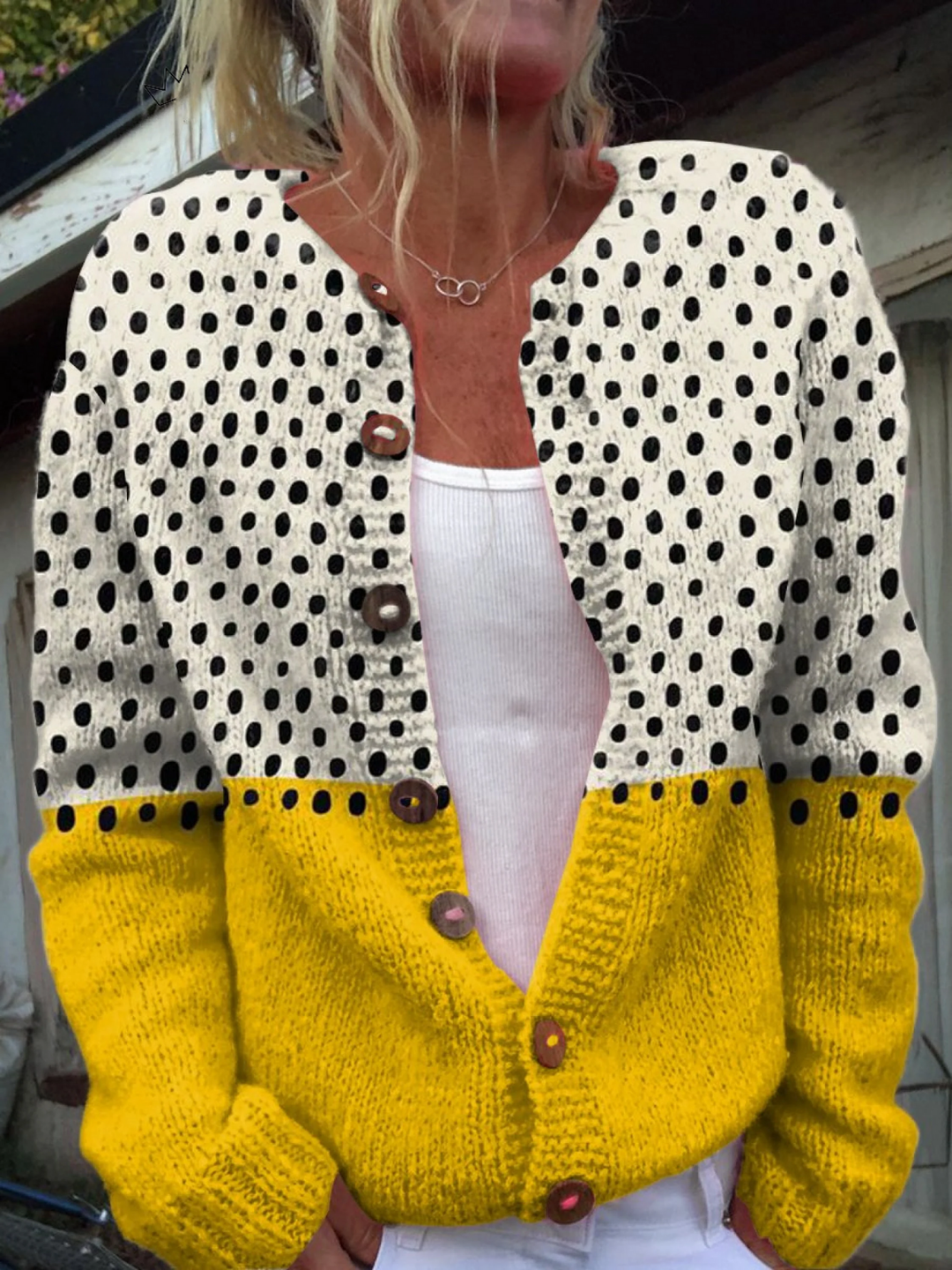 Damkläder i form av en tvåfärgad prickig cardigan med träknappar