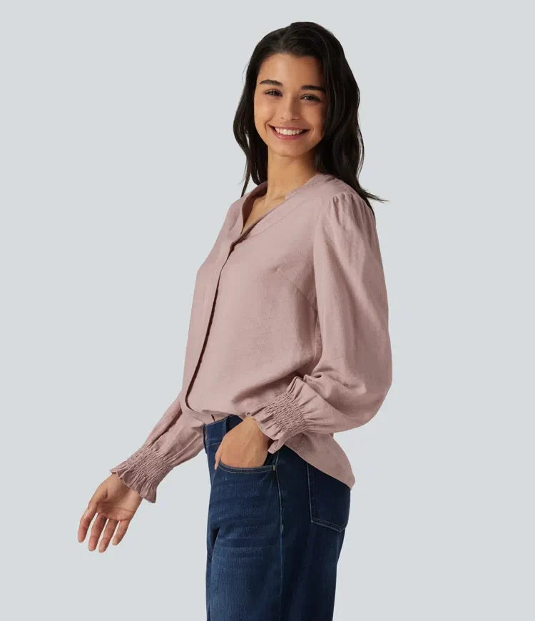 Kvinna i rosa blus med puffärm från sidan