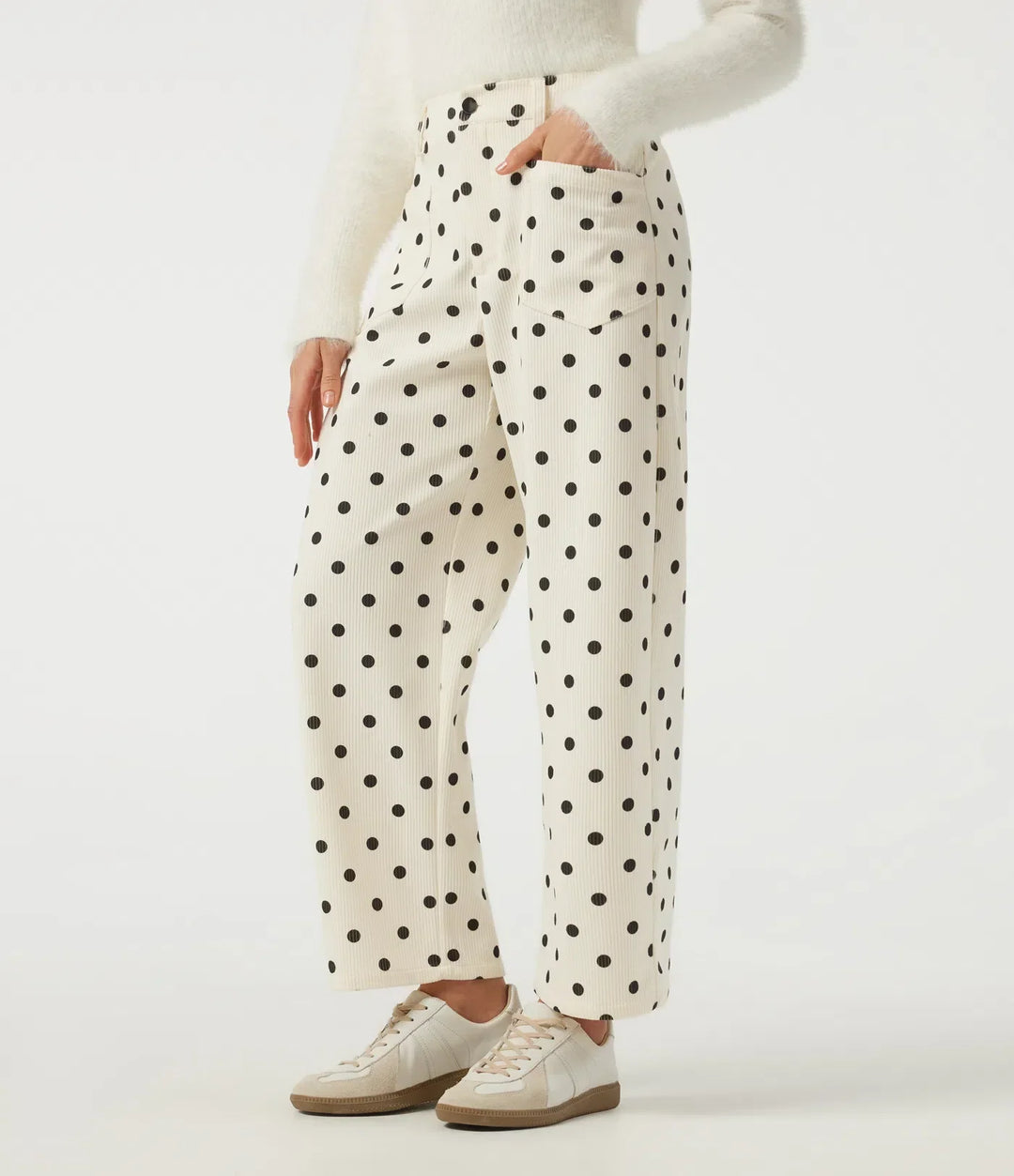 Byxor med mönster uppvikta för en stilren look