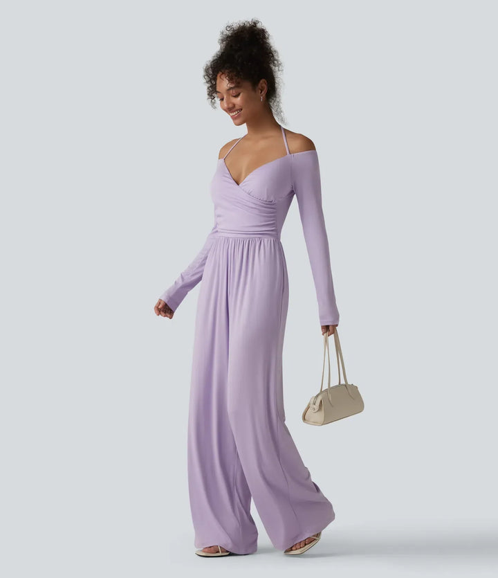 Närbild på ribbad dam-jumpsuit med halterneck och inbyggd bh