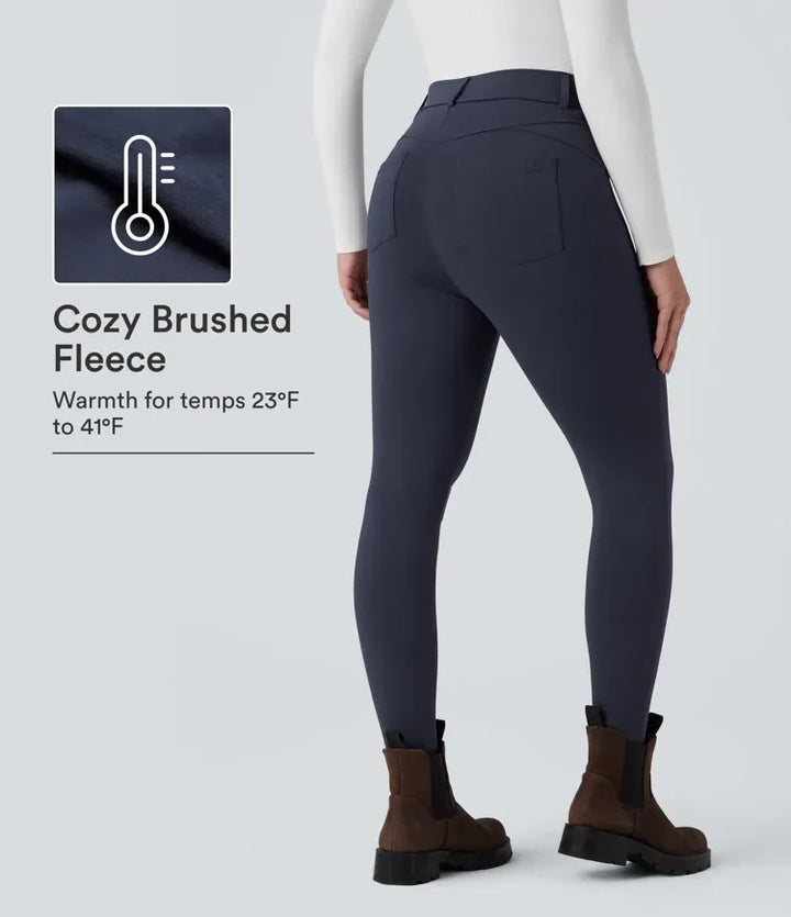 Bakifrån på mörka värmande leggings med fickor och borstad insida