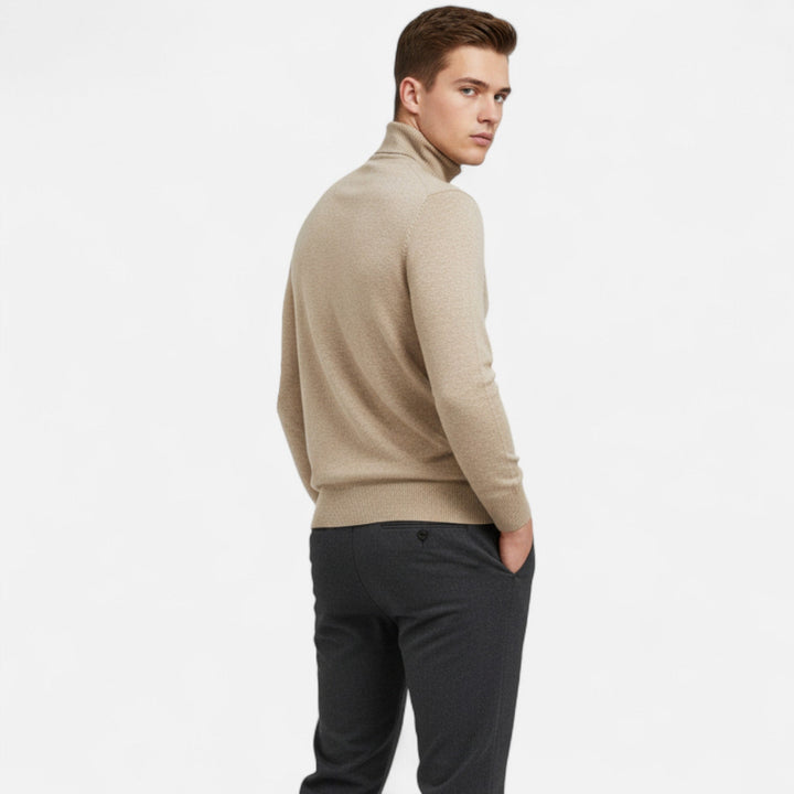 Baksidesvy av man i beige höghalssweater