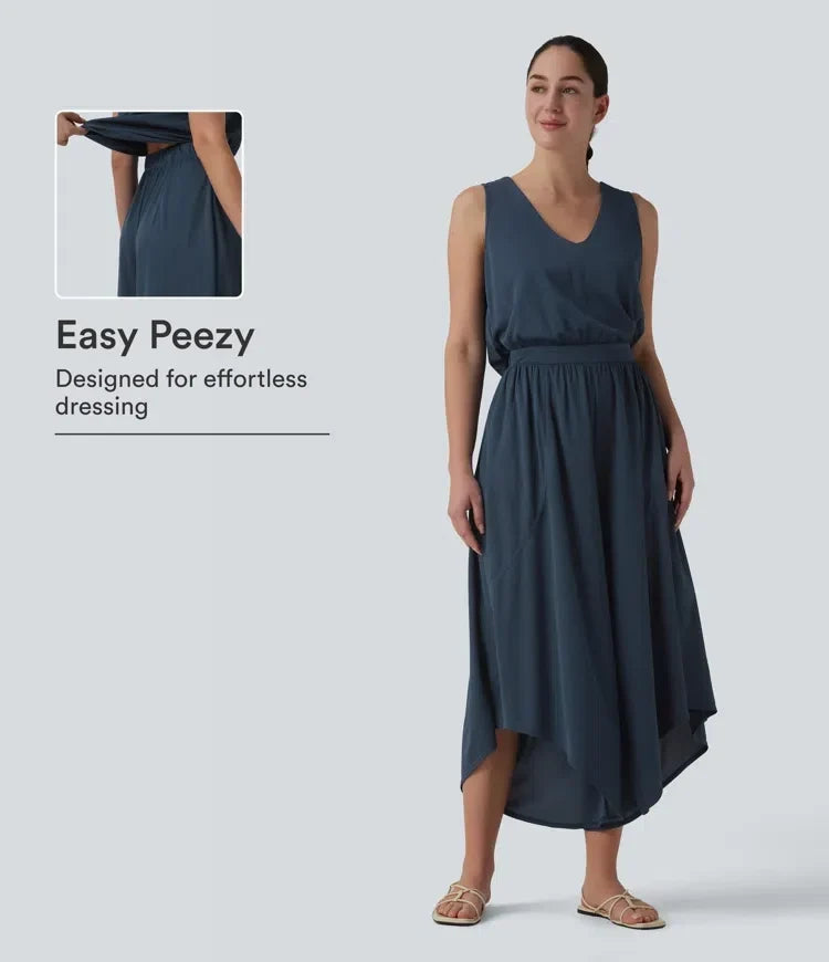 Dammodell i mörkblå texturerad jumpsuit med V-ringning och fickor