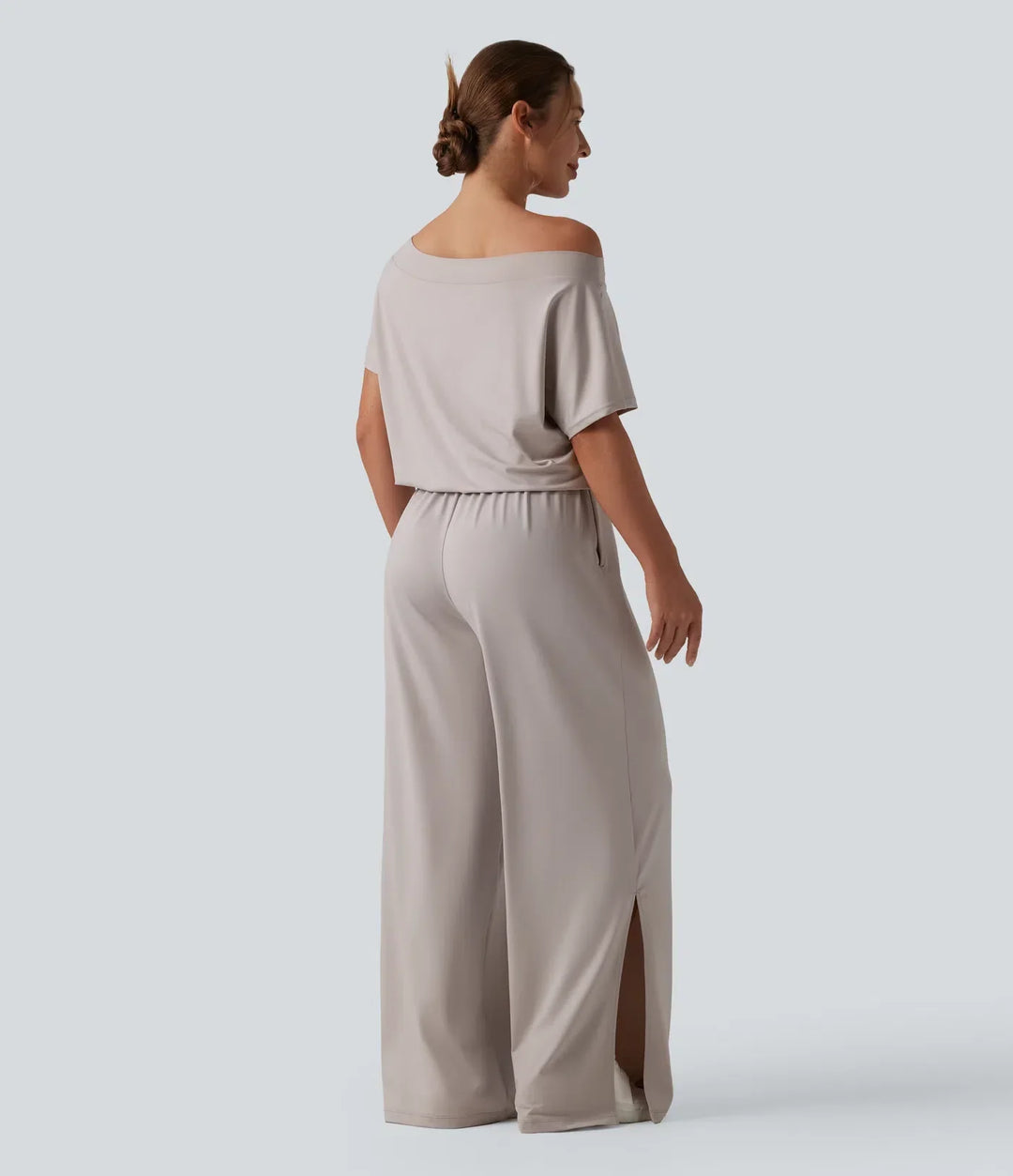 Kvinna i enaxlad jumpsuit bakifrån som visar passformen
