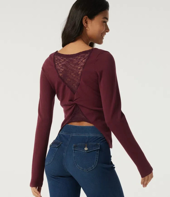 Elegant damtröja med lång ärm och feminin båtringning i snygg design