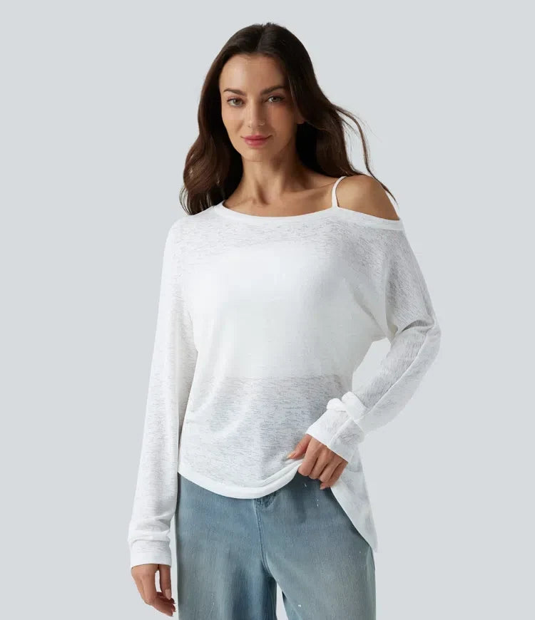 Modell som visar den vita enaxlade T-shirtens passform