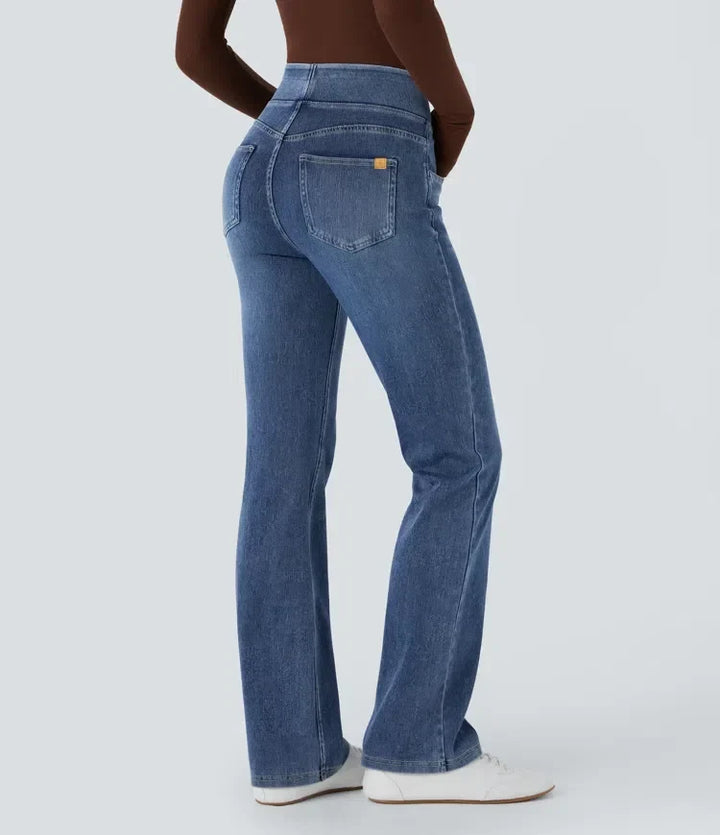 Bakifrån av dam i stretchiga bootcut jeans med fickor