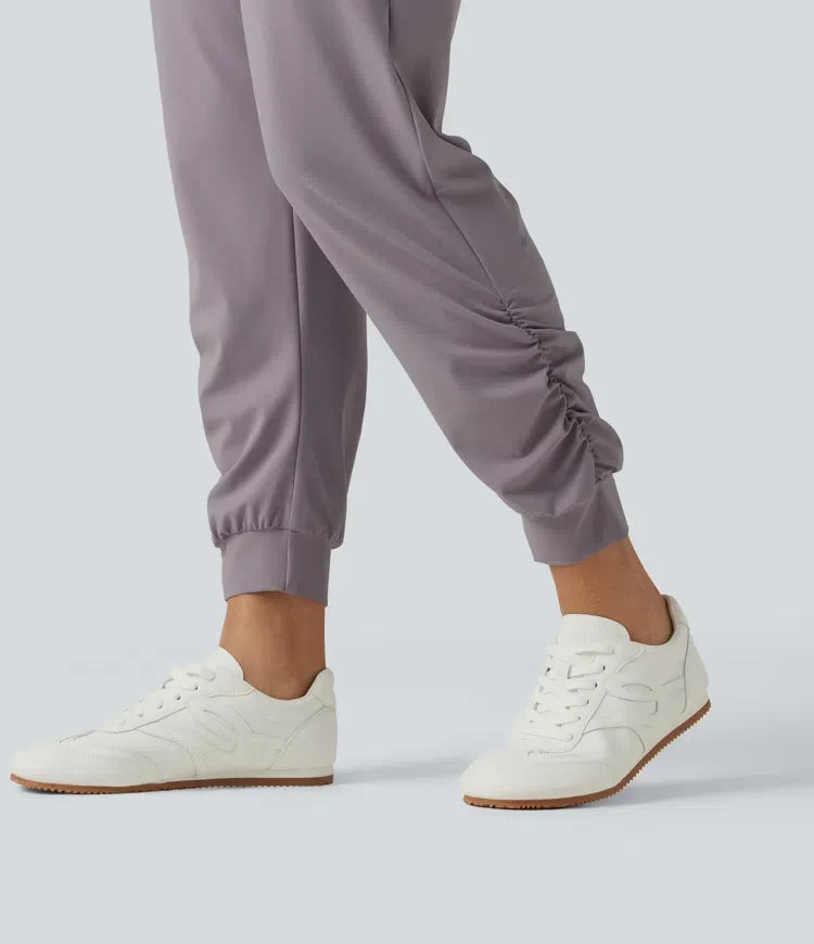 Beige yogabyxor för dam med hög midja och stretchigt material