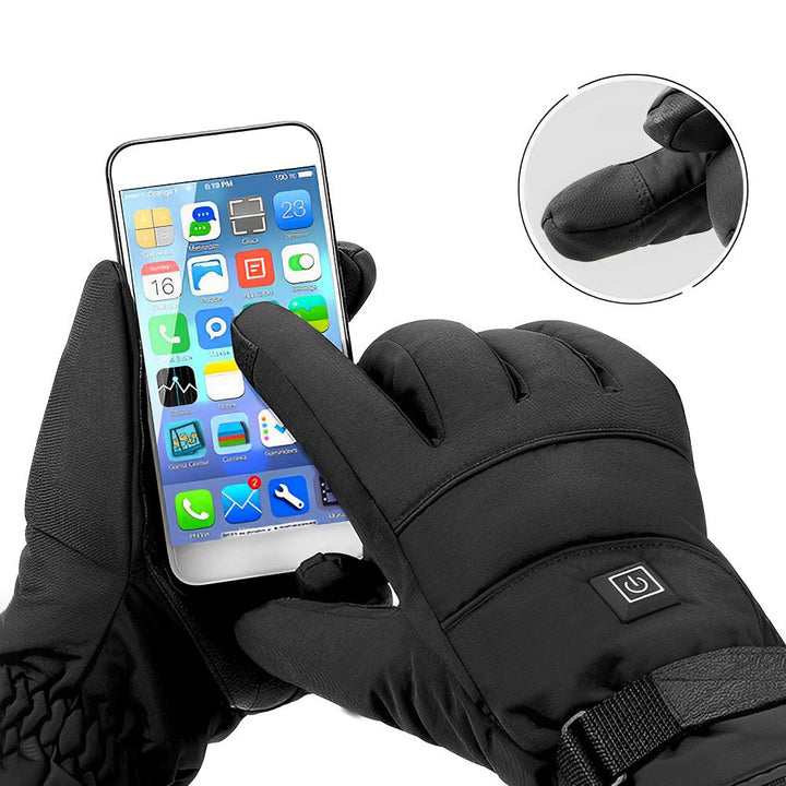 Värmehandskar med touchfunktion som används på en smartphone