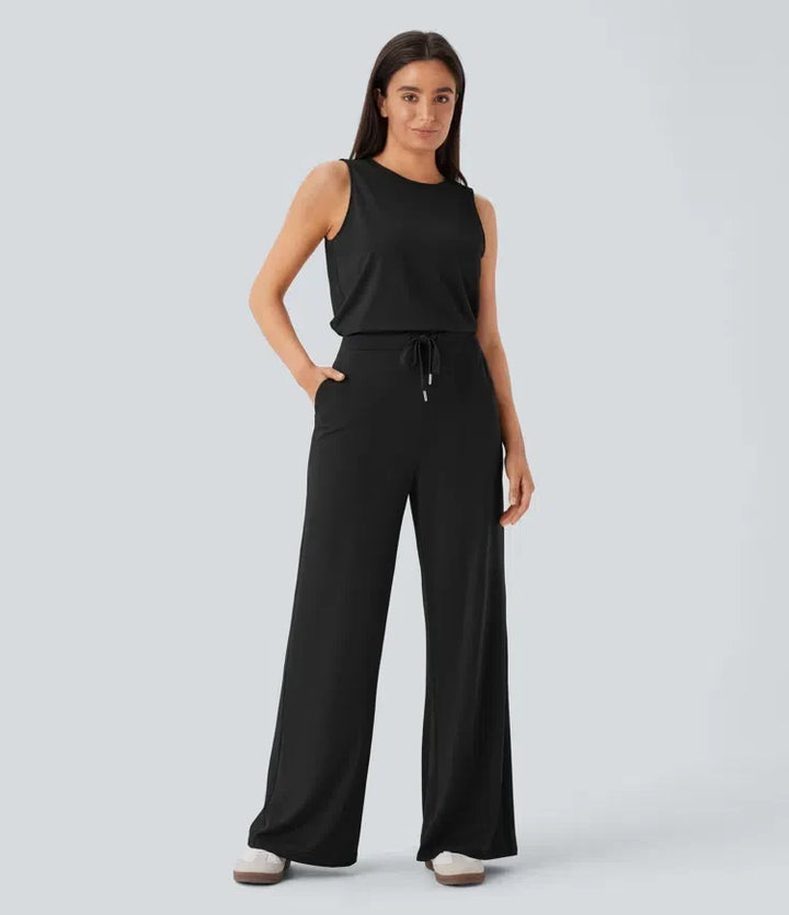Kvinna som bär svart ärmlös jumpsuit med dragsko framifrån