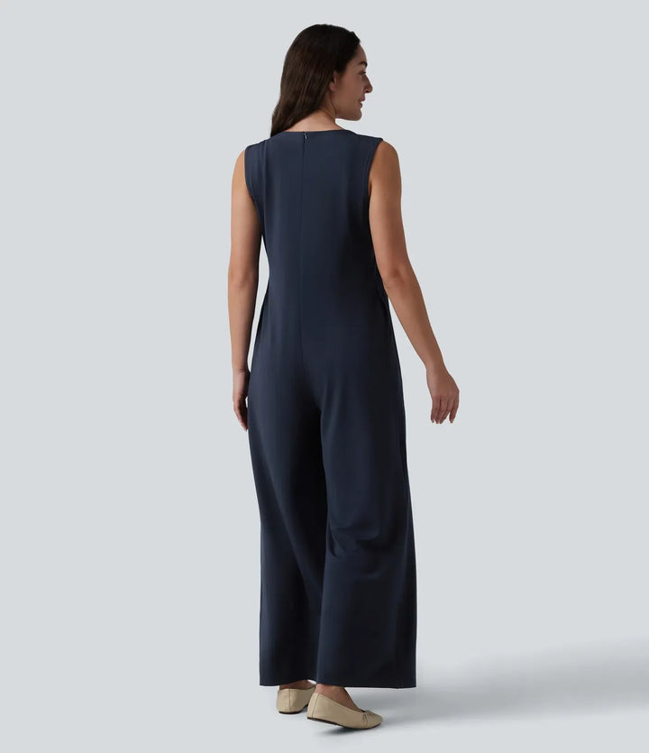 Mörkblå ärmlös damjumpsuit bakifrån visad på modell