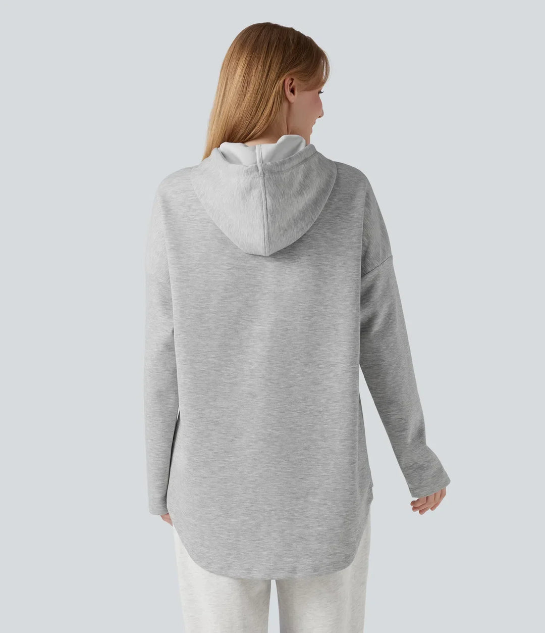Baksidesvy av grå sweatshirt med huva och rundad fåll för dam