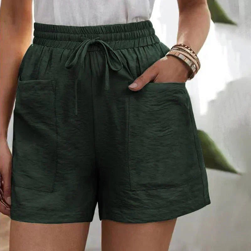 Beiga damshorts med dragsko och fickor, perfekta som sommarshorts på stranden.