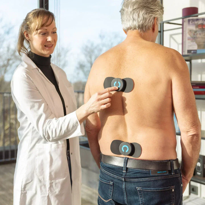 Kompakt massageapparat med TENS-teknologi som används på benet för muskelåterhämtning