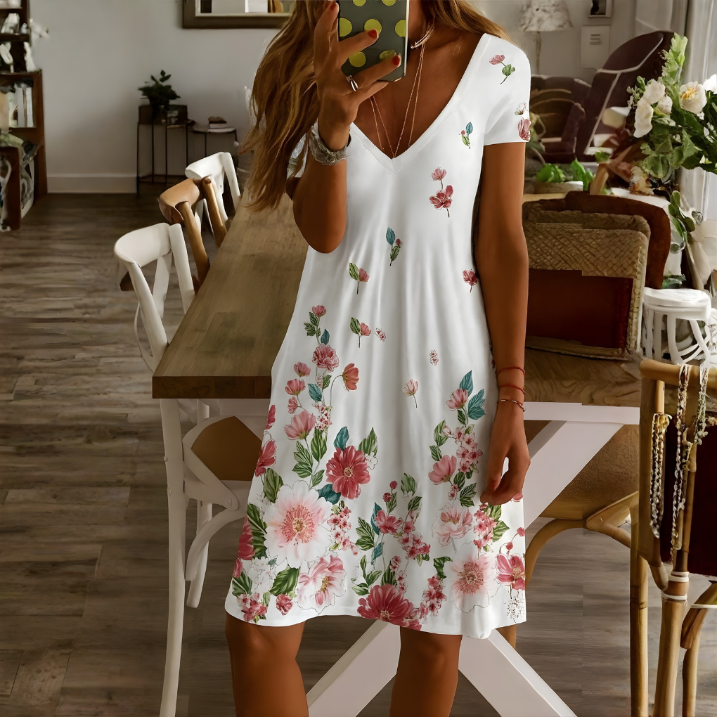 Vit damklänning med blommönster och rosa blommor