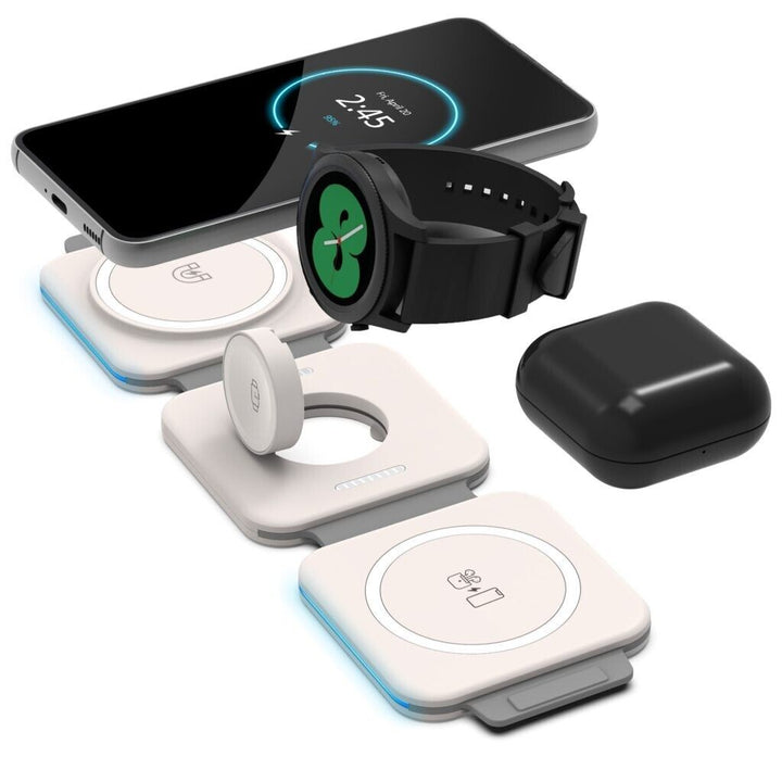 3 i 1 reseladdare uppställd med en smartphone, smartklocka och hörlursfodral