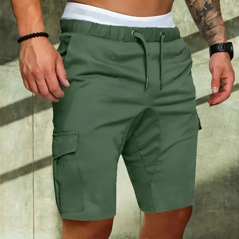 Gröna cargoshorts för herre med detaljbild på fickor och slitstarkt tyg.