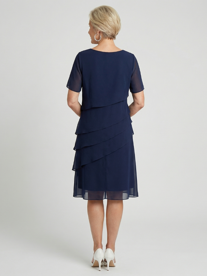 Elegant damklänning Camille i mjuk midimodell, framifrån
