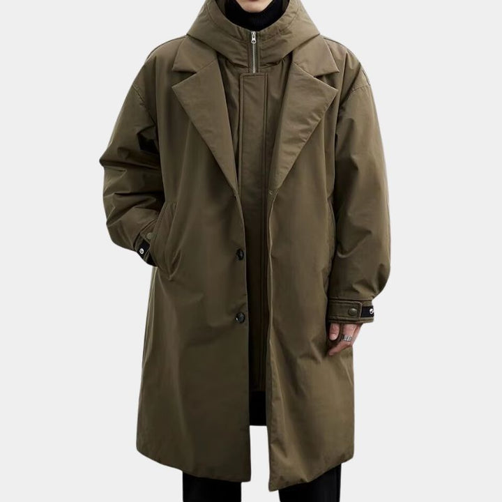 Närbild på grön herrtrenchcoat med krage och knappar