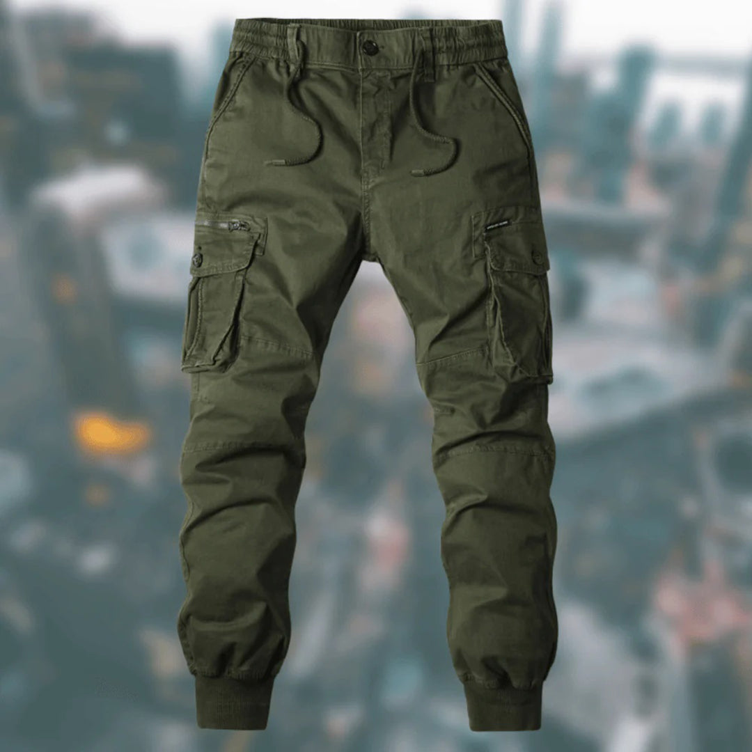 Gröna cargobyxor för herrar med åtsittande passform och praktiska benfickor för höstmode.