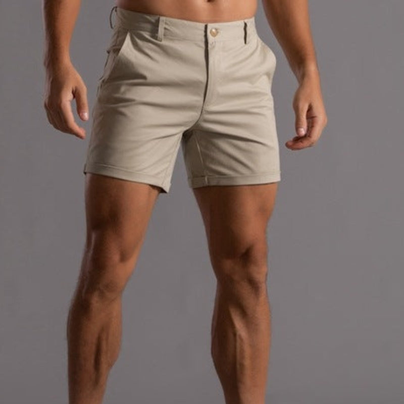 Man i khaki-färgade slim-fit chino-shorts