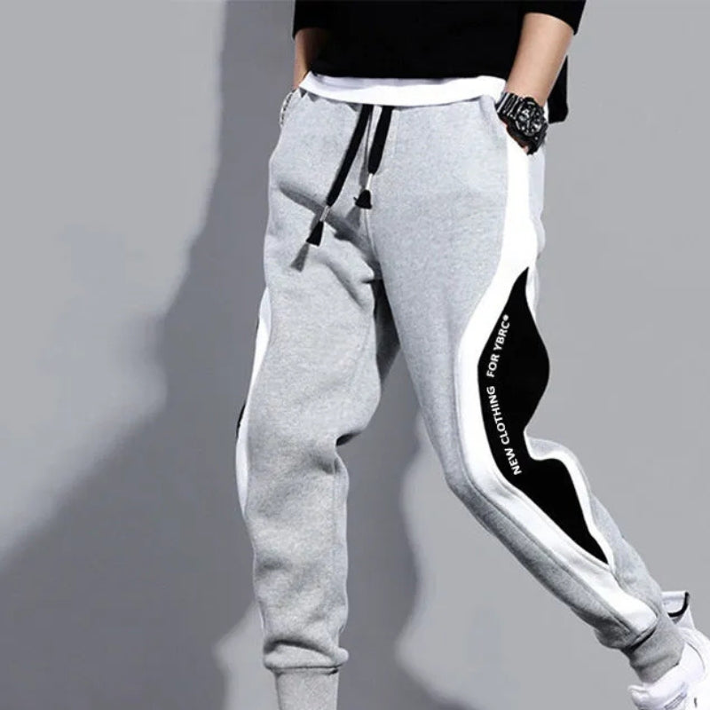 Närbild på grå streetwear-joggers för män
