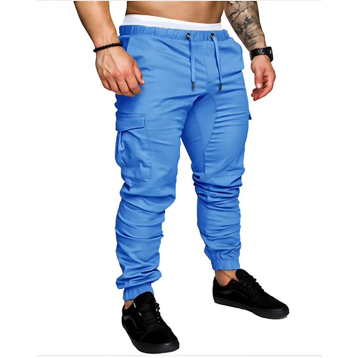 Svart modell av multificka cargo joggers som visar passform bakifrån