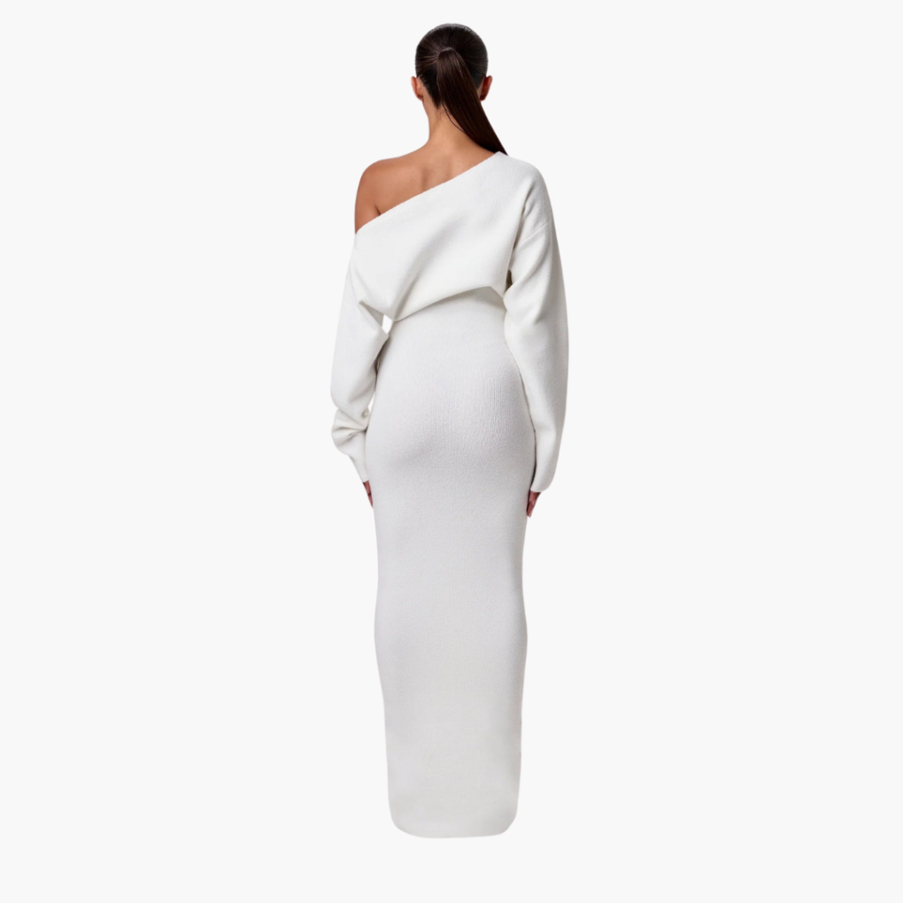 Baksida av den vita stickade off-shoulder klänningen på modell