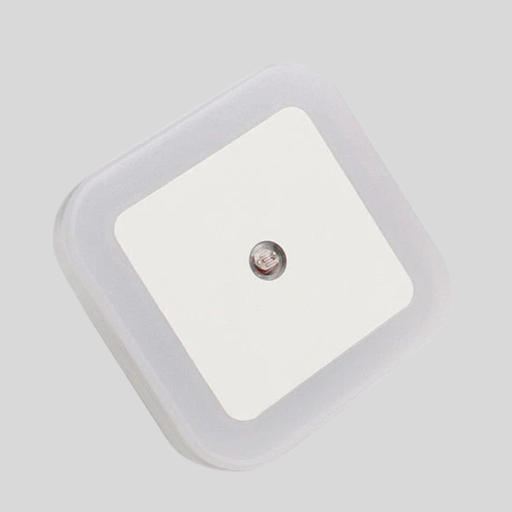 Vit nattlampa med rörelsesensor i kvadratisk design