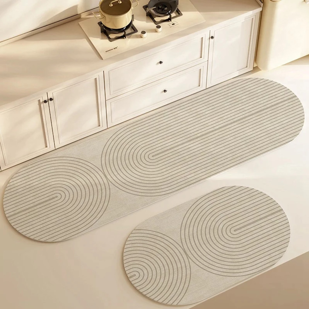 Snabbtorkande köksmatta i ljus beige färg med geometriska bågar i köksmiljö