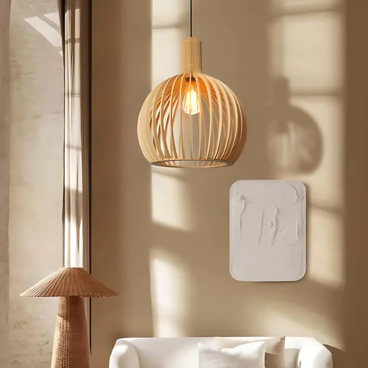 Modern taklampa sedd från undersidan, visande dess unika form och material