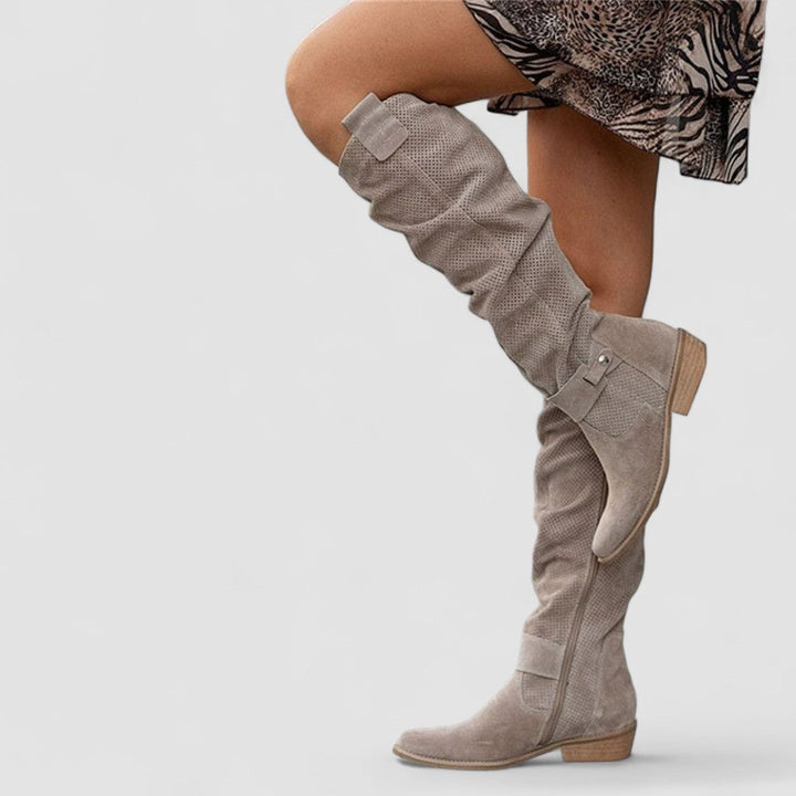 Beige westernboots för dam med klassiska sömmar och spetsig tå.